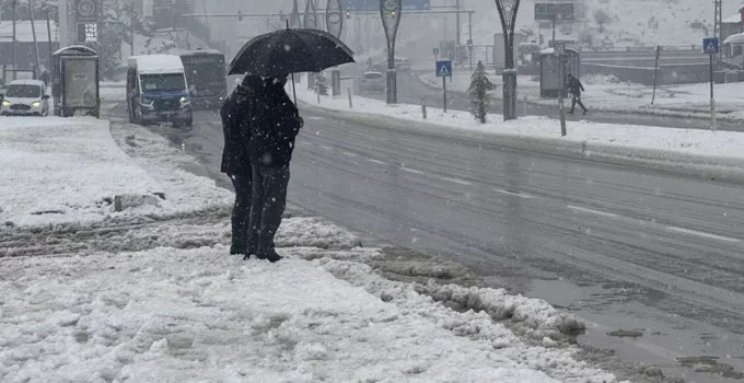 İllerden peş peşe haberler! Çok sayıda yol ulaşıma kapandı