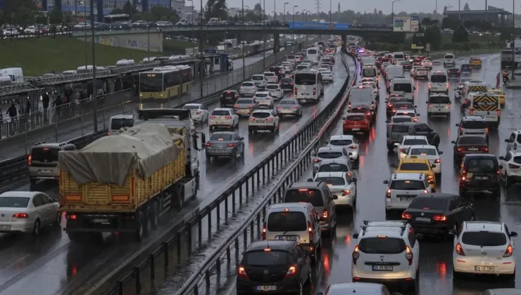 İstanbul yağmurlu bir güne uyandı, trafik kilitlendi