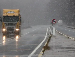 İstanbul’un yanı başına mevsimin ilk karı düştü