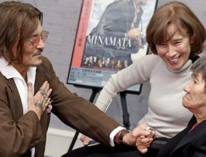 Johnny Depp, ‘Minamata’ hastalığının kurbanıyla Japonya’da buluştu