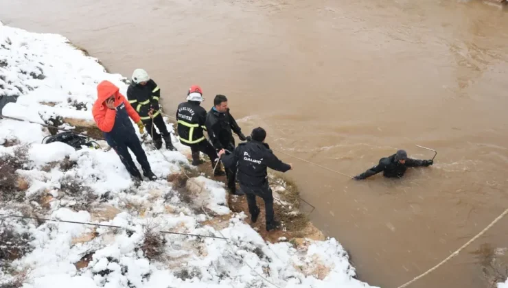 Kanala uçan otomobilden kahreden haber! 3 kişinin cesedine ulaşıldı