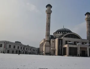 Kars’ta mevsimin ilk karı yağdı