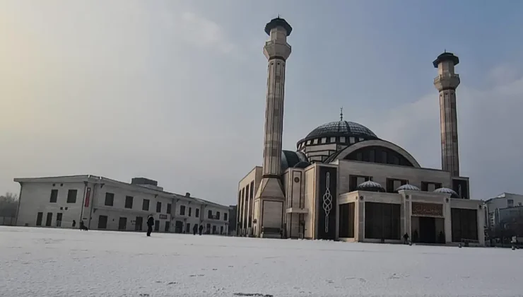 Kars’ta mevsimin ilk karı yağdı
