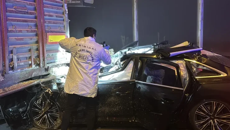 Katliam gibi kaza! Tıra çarpan araçtaki 4 kişi feci şekilde can verdi