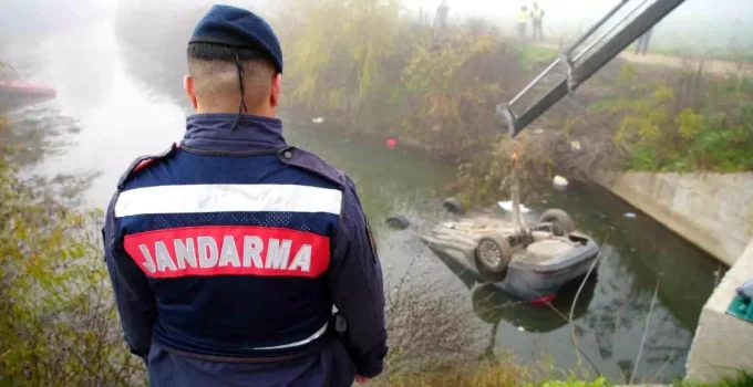 Kazada ölen arkadaşını araçta bırakıp kaçtılar