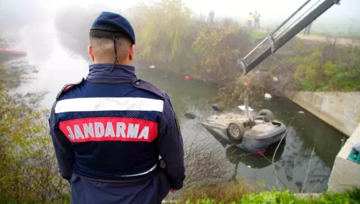 Kazada ölen arkadaşını araçta bırakıp kaçtılar