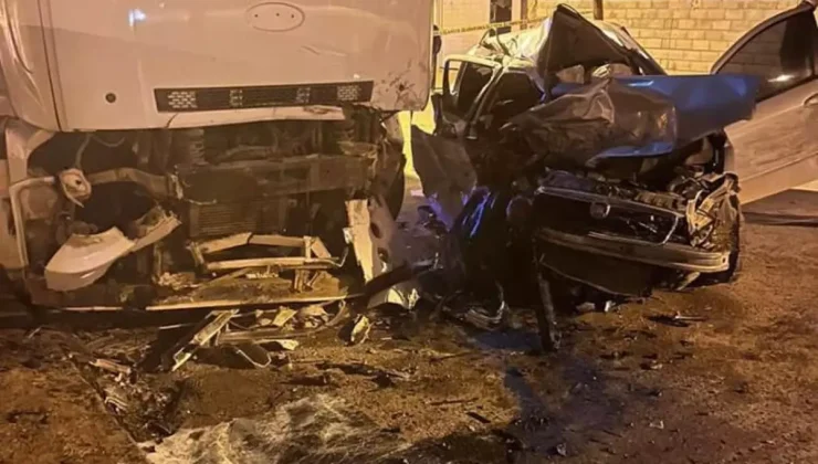 Kontrolden çıkan araç kamyona çarptı! 2 genç feci şekilde can verdi