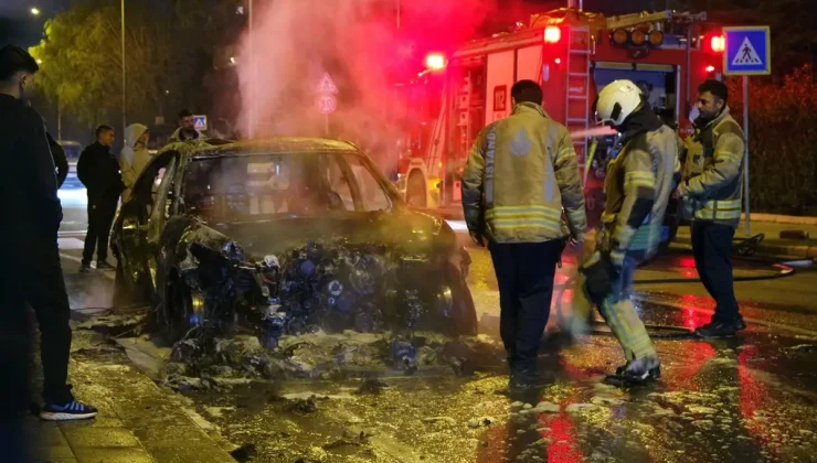 Küçükçekmece’de seyir halindeyken alev alan otomobil kullanılamaz hale geldi