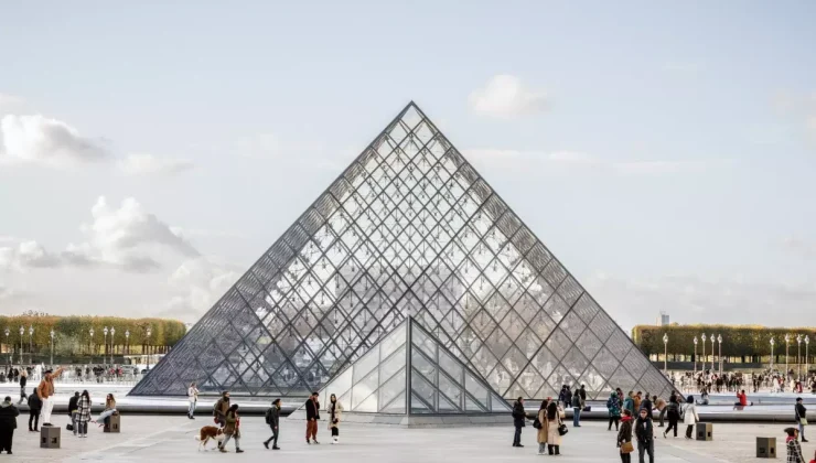 Louvre Müzesi’nde su sızıntısı: Yüzlerce kitap hasar gördü