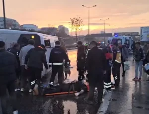 Maltepe D-100’de servis minibüsü devrildi