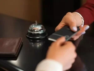 Otellerde yeni dönem! Resepsiyona kimlik bırakma devri bitti