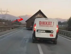 Prefabrik ev taşıyan tır trafiği altüst etti