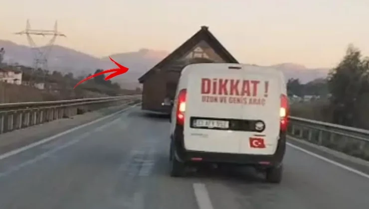 Prefabrik ev taşıyan tır trafiği altüst etti