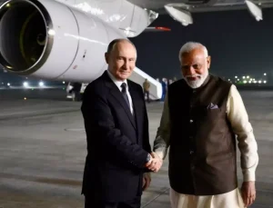 Putin 4 yıl sonra Hindistan’da: Binlerce kişi uçağını takip etti