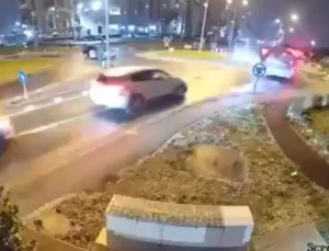 Romanya’da akılalmaz kaza: Kontrolden çıkan araç, iki taksinin üzerinden uçtu