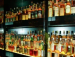 Suudi Arabistan’da zenginlere alkol izni! Tek şart maaş bordrosu