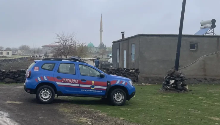 Tartıştığı eşi ve oğlunu öldürdü