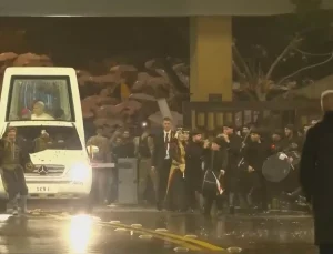 Türkiye’den sonra Lübnan’a giden Papa böyle karşılandı