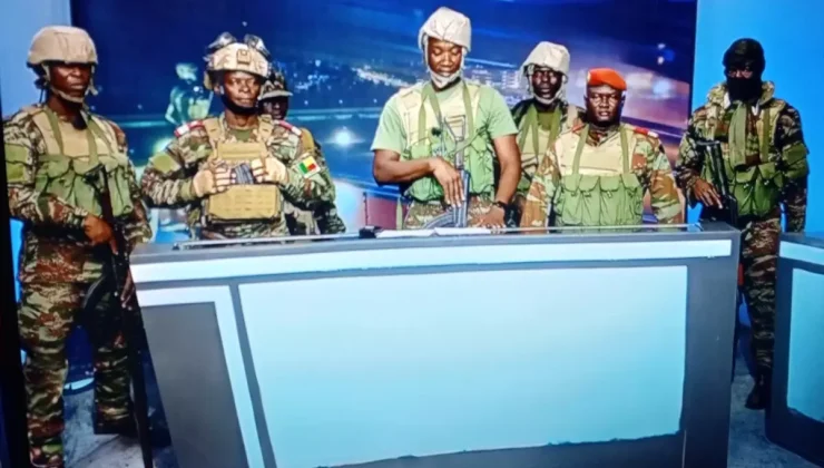 Ülkeyi sarsan darbe girişimi! Askerler soluğu devlet televizyonunda aldı