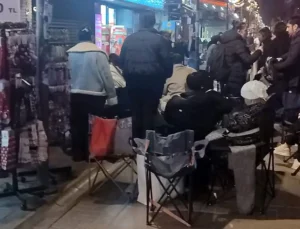 Uyku kaçırtan indirim! Sandalye ve battaniyesini kapan kuyruğa girdi