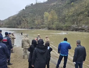 Vefat eden annesi için mezar yeri bakmaya giderken yeğeniyle trafik kazasında öldü