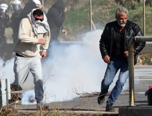 Yunanistan’ın Girit Adası’nda çiftçiler havalimanını basıp polisle çatıştı