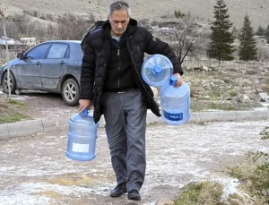 Ankara’da su kesintisinden etkilenen vatandaşlar çeşmelerden su temin ediyor