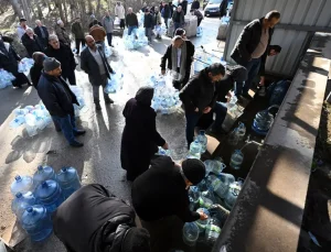 Ankara’daki kesintiler nedeniyle vatandaşlar çeşmelerden su dolduruyor