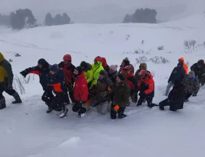Artvin’de çığ altında kalan çobanı arama çalışmalarına ara verildi
