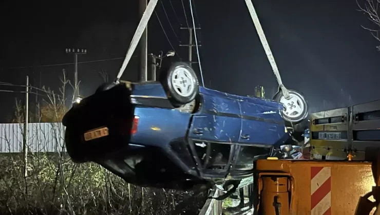 Baba ve oğlu çaya düşen otomobilde hayatını kaybetti