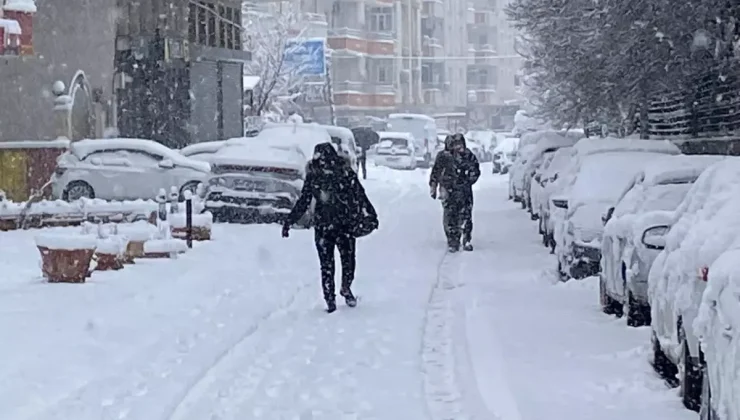 Batman’da 3’ü hariç tüm köy yolları kardan kapandı, uçuşlar iptal