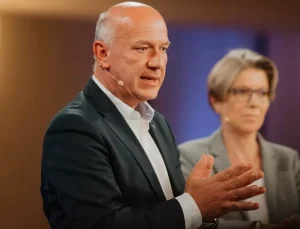 Berlin karanlığa gömülürken belediye başkanı tenis kortundaymış