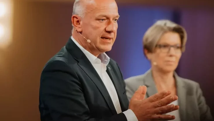 Berlin karanlığa gömülürken belediye başkanı tenis kortundaymış