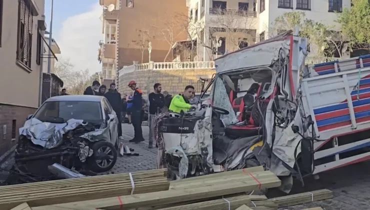 Beykoz’da dehşet: Freni boşalan tahta yüklü kamyon binaya daldı, 2 ölü