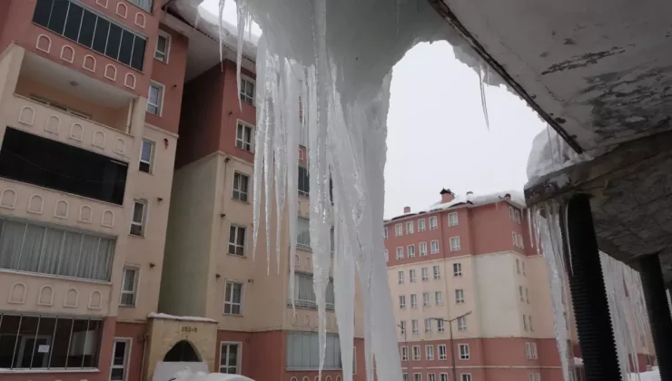 Bitlis’te binaların çatılarında 5 metreyi bulan buz sarkıtları oluştu