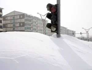 Bitlis’te kar kalınlığı trafik lambalarına kadar ulaştı
