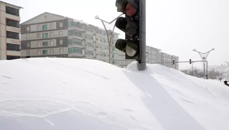 Bitlis’te kar kalınlığı trafik lambalarına kadar ulaştı