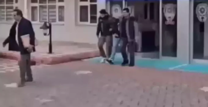 Bu bir çocuk! "Zengin olma" vaadine kandı, babasının başını yaktı