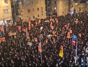 Burası İran değil İsrail! Binlerce Haredi Yahudisi soluğu sokakta aldı