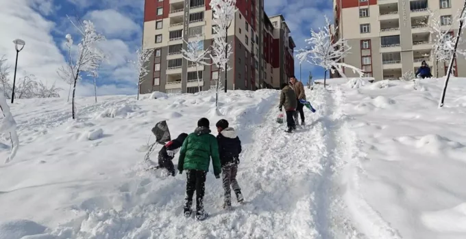 Eğitime kar ve fırtına molası: Birçok kentte okullar tatil edildi
