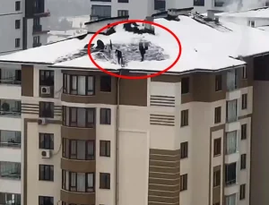 Elazığ’da 10 katlı binanın çatısında tehlikeli kar temizliği