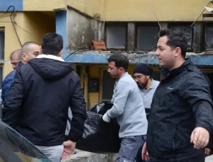 Eşini ve kızını, boğazlarını bıçakla keserek öldürdü