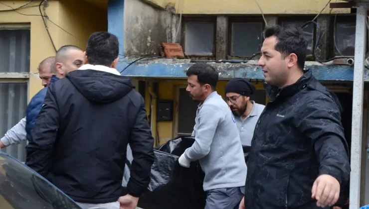 Eşini ve kızını, boğazlarını bıçakla keserek öldürdü