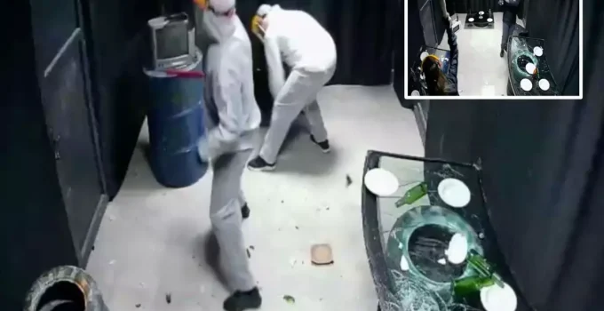 Hiç boş kalmıyor, bu eve gelen her şeyi kırıp döküyor