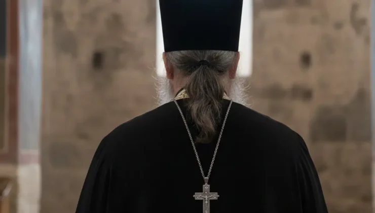 Hindistan’da Papaz Bipin Bihari Naik’e inanılmaz saldırı: Zorla inek dışkısı yedirildi