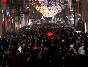 İstanbul’da binlerce kişi yeni yılı kutlamak için Taksim’e akın etti