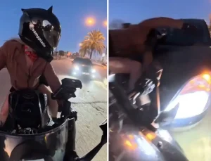 Kadın motosikletliye, arkadan gelen otomobil çarptı