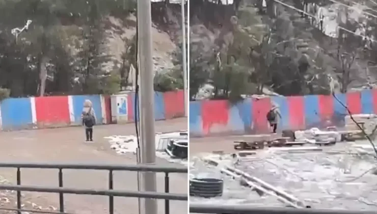 Kar yağarken İstiklal Marşı’na saygı duruşunda bulunan minik, gönülleri fethetti