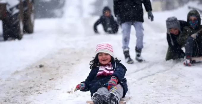 Kar yağışı ülkeyi esir aldı! Çok sayıda kentte eğitime kar arası