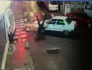 Kazadan sonra yerde yatan sürücüyü kontrol edip olay yerinden kaçtı; o anlar kamerada